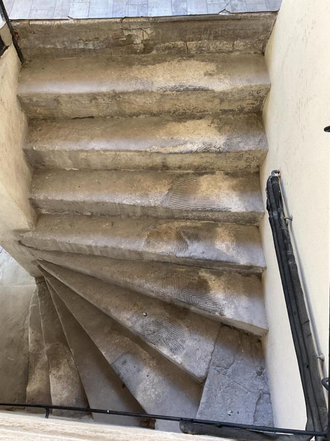 Place Aux Herbes Apartment Nimes Luaran gambar