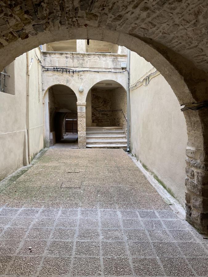 Place Aux Herbes Apartment Nimes Luaran gambar